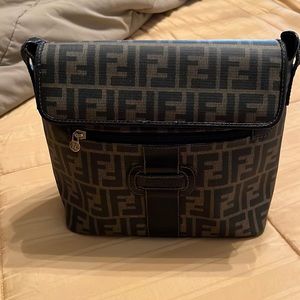 FENDI FF MONOGRAM PRINT BAG - Can be crossbody.